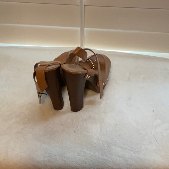 Chic Tan Women's Platform Sandals - Picture 3 of 7